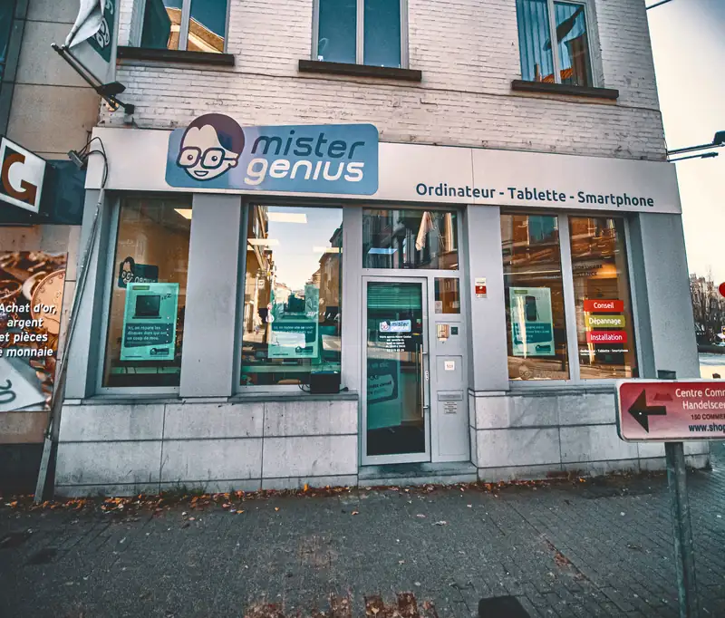 Vitrine Mister Genius de Woluwe-Saint-Lambert et panneau vers le centre commercial
