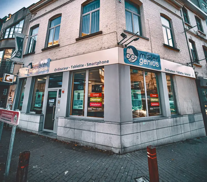 Vitrine d'angle du magasin Mister Genius de Woluwe-Saint-Lambert, avenue Georges Henri